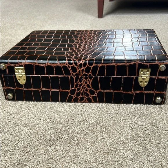 Elegant Black and Brown Crocodile Pattern Briefcase - Picture 9 of 16